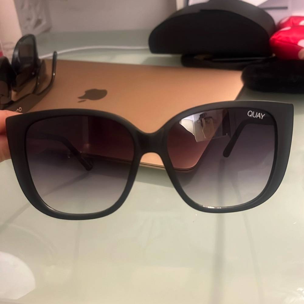 Quay black shades